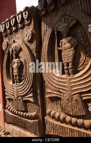 L'Inde, Nagaland, traditionnellement, Tuophema Kharu en bois sculpté décoré de panneaux de porte avec motif mithum Banque D'Images