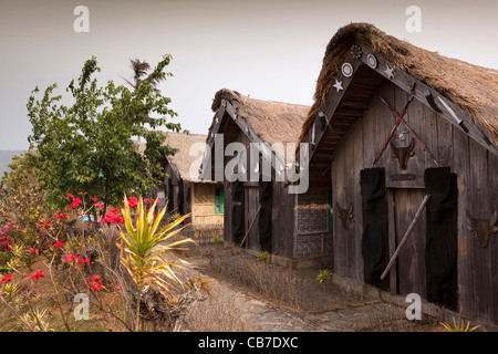 L'Inde, Nagaland, Tuophema Village touristique, l'hébergement de style huttes sur les logements locaux avec décoration traditionnelle Banque D'Images