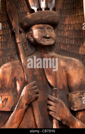 L'Inde, Nagaland, Tuophema Village Touristique, panneau en bois sculpté montrant guerrier armé d'une lance et couteau Banque D'Images