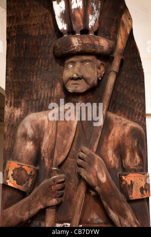 L'Inde, Nagaland, Tuophema Village Touristique, panneau en bois sculpté montrant guerrier armé d'une lance et couteau Banque D'Images