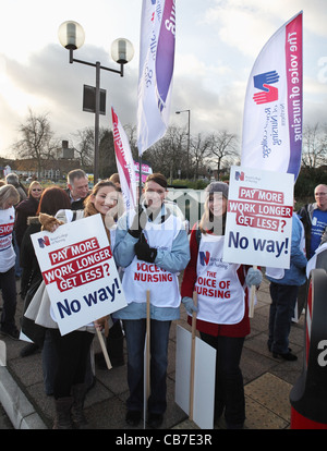Trois jeunes femmes infirmières portant des pancartes TUC jour d'action de Gateshead, Angleterre du Nord-Est, Royaume-Uni Banque D'Images