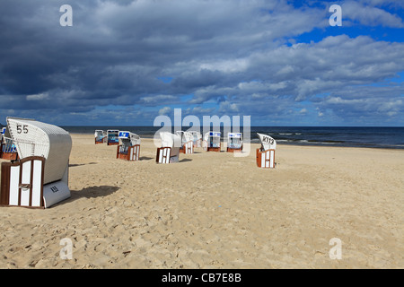 Chaise de plage en osier sur la plage sur l'île d'Ahlbeck usedom Banque D'Images