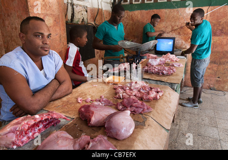 Problèmes de réception d'antenne TV regarder un match de football dans un marché de la viande, La Havane (La Habana, Cuba) Banque D'Images