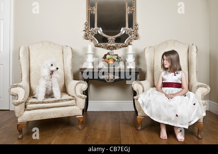 Jeune fille avec caniche blanc Banque D'Images