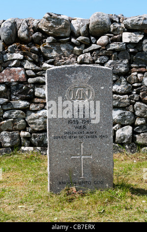 Seconde Guerre mondiale pierre tombale d'un marin dans la marine marchande inconnu Cladh Mhuire cimetière sur Benbecula dans les Hébrides extérieures Banque D'Images