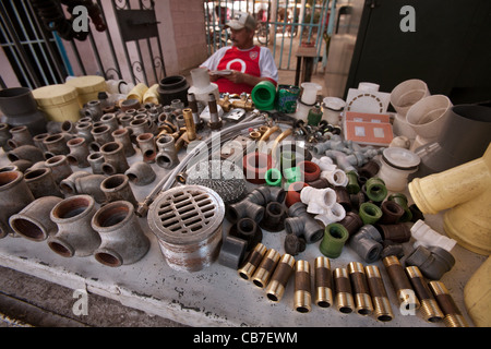 Matériel de plomberie et d'une boutique de la rue, La Havane (La Habana, Cuba) Banque D'Images