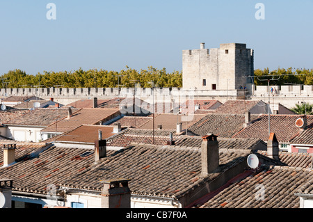 Les murs et la Tour de la meche de la ville bastide d'Aigues Mortes dans le sud de la France. Banque D'Images