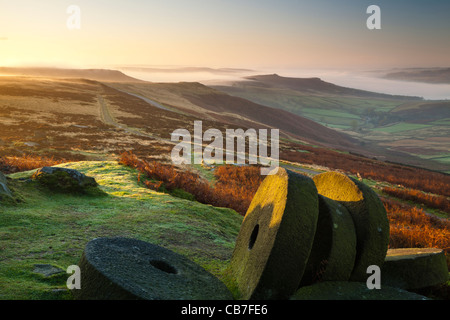 Le lever du soleil, Stanage Edge meules, parc national de Peak District, Derbyshire, Angleterre, RU Banque D'Images