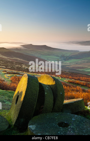 Le lever du soleil, Stanage Edge meules, parc national de Peak District, Derbyshire, Angleterre, RU Banque D'Images