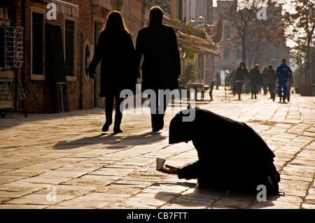 Femme implore sur street à Venise Banque D'Images