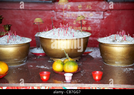 L'encens et des fruits offerts à l'intérieur de temple tai pak stanley, hong kong, Hong Kong, Chine Banque D'Images