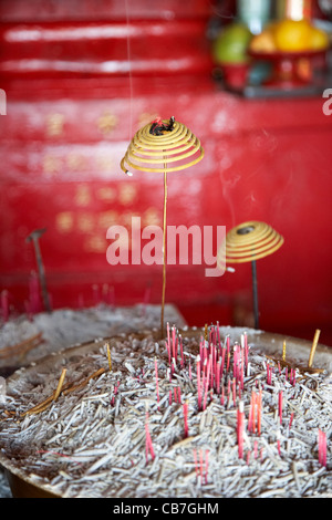 La combustion d'encens en spirale dans l'intérieur du petit temple tai pak stanley, hong kong, Hong Kong, Chine Banque D'Images