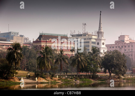 L'Inde, le Bengale occidental, Calcutta, BBD Bagh, Église de St Andrew et Writer's Building, à travers le réservoir. Banque D'Images