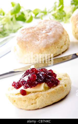 Scone beurre et confiture de canneberges Banque D'Images