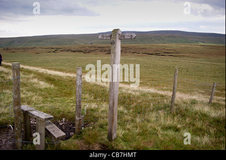 Sentier de signer et de stile à Robert's siège sur le Pennine Way près de Keld, Yorkshire Dales National Park, North Yorkshire, Angleterre Banque D'Images