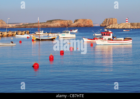 Le Portugal, l'Algarve : pêcheur, des bateaux de mouillage dans le port Porto da Baleeira à Sagres Banque D'Images