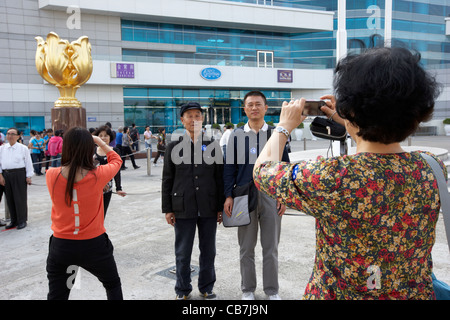 Les touristes de Chine continentale en prenant des photos dans Golden Bauhinia square de l'île de hong kong, Hong Kong, Chine Banque D'Images