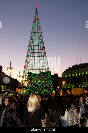 Arbre de Noël de l'Art moderne dans la Puerta del Sol Madrid Décembre 2011 Banque D'Images