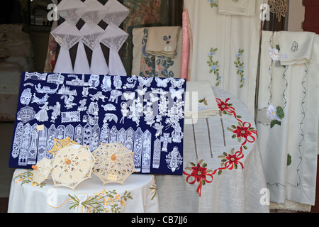 La dentelle fait main produits en vente dans une boutique, Burano, Italie, Europe. Banque D'Images