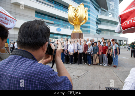 Photographe prendre des photos de touristes de Chine continentale dans Golden Bauhinia square de l'île de hong kong, Hong Kong, Chine Banque D'Images