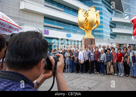 Photographe prendre des photos de touristes de Chine continentale dans Golden Bauhinia square de l'île de hong kong, Hong Kong, Chine Banque D'Images