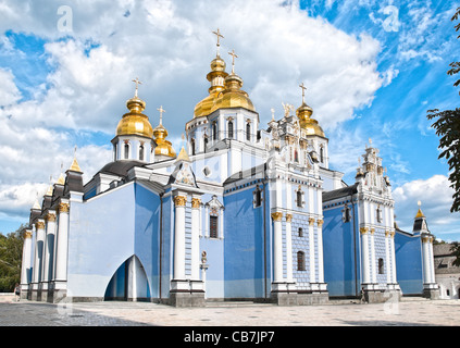 Beau vieux monastère Saint-michel-au-Dôme-dor avec blue cloudy sky en arrière-plan Banque D'Images