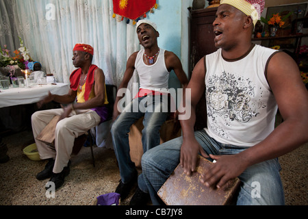 Système Santería fusionne les Yoruba religion avec l'Église catholique et les traditions indiennes, La Havane (La Habana, Cuba) Banque D'Images