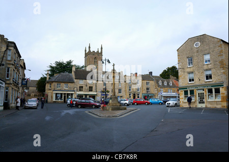 La Croix du marché sur la place de Stow-on-the-Wold, Gloucestershire, Angleterre. Banque D'Images