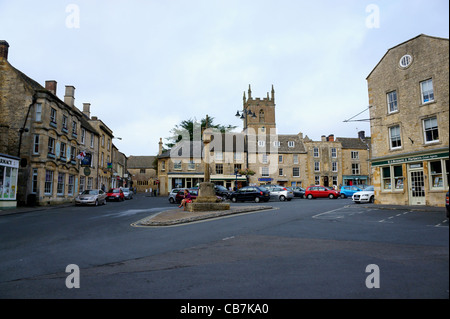 La Croix du marché sur la place de Stow-on-the-Wold, Gloucestershire, Angleterre. Banque D'Images