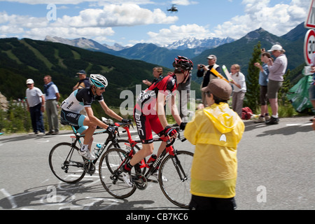 Riders sur scène 18 de la montée dans le Col d'Lzoard, Le Tour de France 2011 Banque D'Images