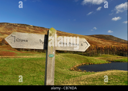 Glen Clova, Glen Prosen sign post par Loch Heath, Glen Clova Banque D'Images