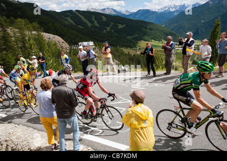 Riders sur scène 18 de la montée dans le Col d'Lzoard, Le Tour de France 2011 Banque D'Images