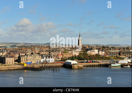 Portrait de la ville de Montrose, Angus, Scotland, avec le clocher de l'ancienne et Eglise de Saint-andré dominant l'horizon. Banque D'Images