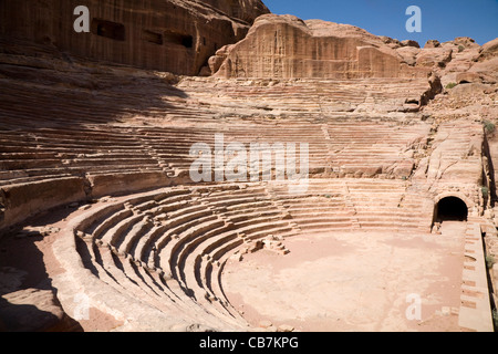 Amphithéâtre antique à la cité perdue de Petra. La Jordanie. Banque D'Images