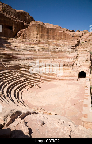 Amphithéâtre antique à la cité perdue de Petra. La Jordanie. Banque D'Images