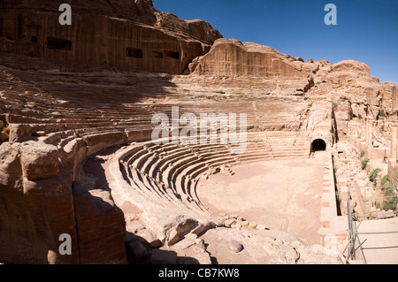 Amphithéâtre antique à la cité perdue de Petra. La Jordanie. Banque D'Images