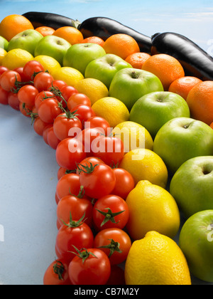 Des tomates, des citrons, des pommes vertes, oranges, Aubergines Banque D'Images