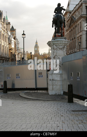 Trafalgar Square barré par la police lors d'une marche en frappant les travailleurs du secteur public. Banque D'Images