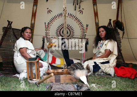 Native American Indian Deux femmes assises à l'intérieur d'un tipi Banque D'Images