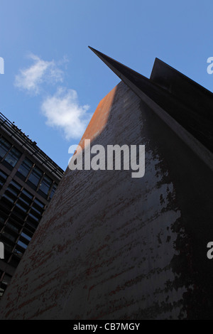 Point d'appui, par Richard Serra, Broadgate, Liverpool Street, London, UK Banque D'Images