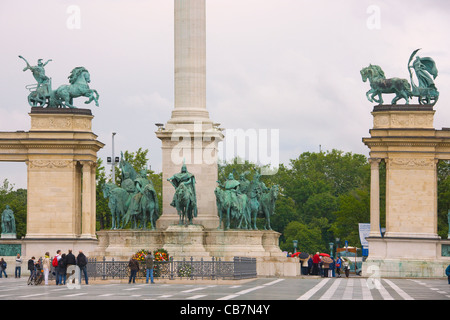 Des statues dans la Place des Héros, Budapest, Hongrie Banque D'Images