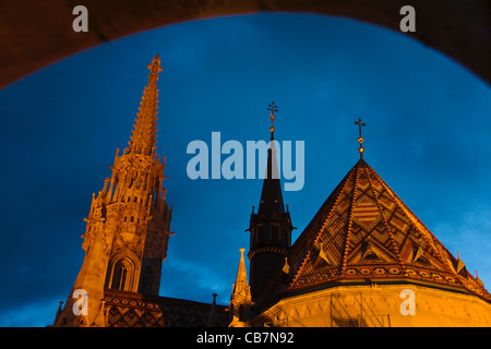 Vue de la nuit de Saint-Jean l'église Matthias, Budapest, Hongrie Banque D'Images