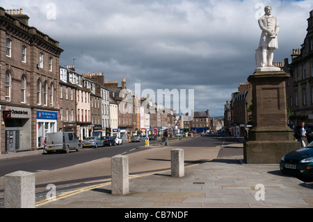 La Joseph Hume statue trône à Montrose Hight Street, Angus, Scotland. Banque D'Images