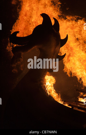 La combustion de proue d'une galère Viking au Up Helly Aa festival dans Lerwick sur les îles Shetland. Banque D'Images