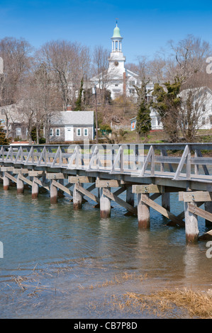 Oncle Tim's Bridge sur inlet et premier Congregational Church in Wellfleet, Cape Cod Banque D'Images