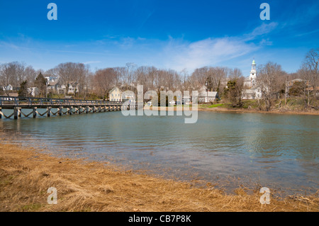 Oncle Tim's Bridge sur Inlet et premier Congregational Church in Wellfleet, Cape Cod Banque D'Images