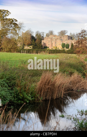 Vue sur Château de Berkeley à travers la Petite Rivière Avon Gloucestershire UK Banque D'Images