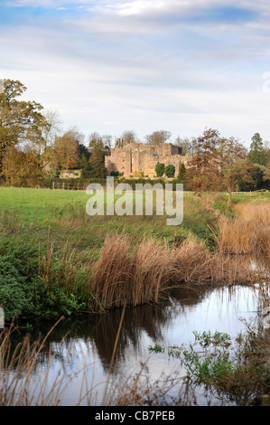 Vue sur Château de Berkeley à travers la Petite Rivière Avon Gloucestershire UK Banque D'Images