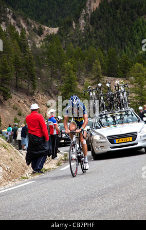 Riders sur scène 18 de la montée dans le Col d'Lzoard, Le Tour de France 2011 Banque D'Images