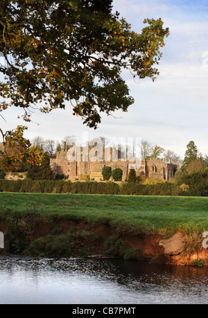 Vue sur Château de Berkeley à travers la Petite Rivière Avon Gloucestershire UK Banque D'Images